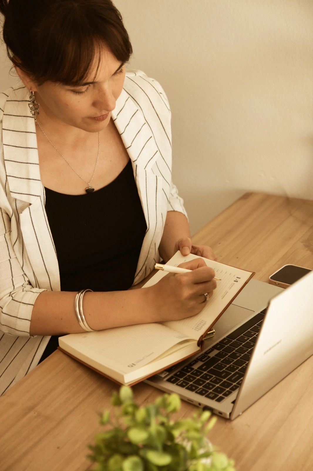 Cora Biondini diseñando rutas de viaje artesanales en Puán